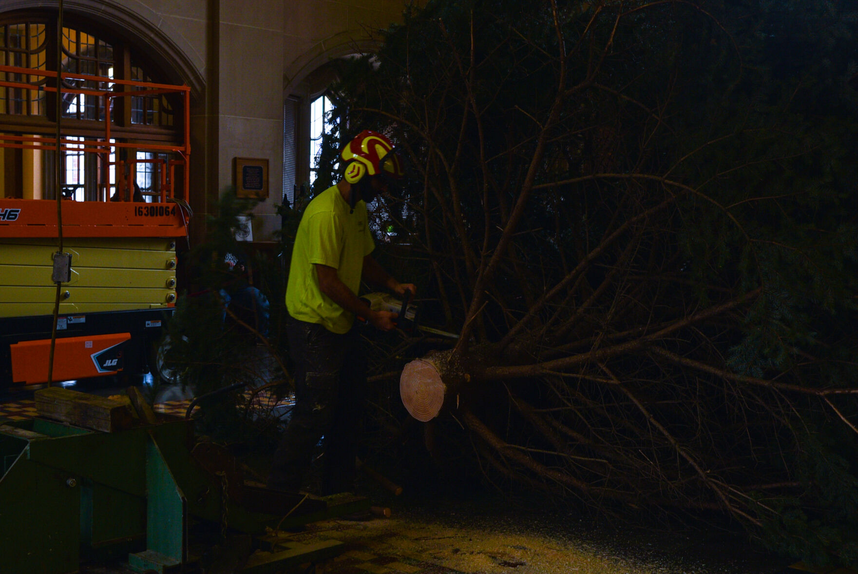 11/28/22 PMU Christmas tree arrives from Lafayette, workers cut the trunk